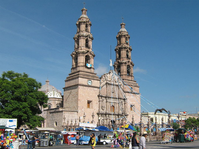 Город Агуаскальентес (Aguascalientes) - находится в центре Мексики, основали в 16 ст. испанские конкистадоры. Славился 18 веке, во времена добычи серебра. Агуаскальентес (Aguascalientes), город в центре Мексики, основали в 16 ст. испанские конкистадоры. В 18 веке, во времена, когда здесь добывали серебро, город процветал. С тех пор о былом величии остается только вспоминать, благо, до наших дней сохранились здания, построенные во времена колониального периода. Особый интерес представляют дворец губернатора и церковь Гваделупе, выполненные в стиле ультрабарокко.