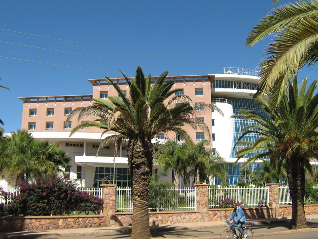 Асмэра (Asmara) – столица Эритреи. Город располагается на одном из плато северной части Африки, возле Красного моря. Количество местных жителей достигает 400 тысяч человек. Асмэра – самый красивый и развитый город Северо-Восточной Африки