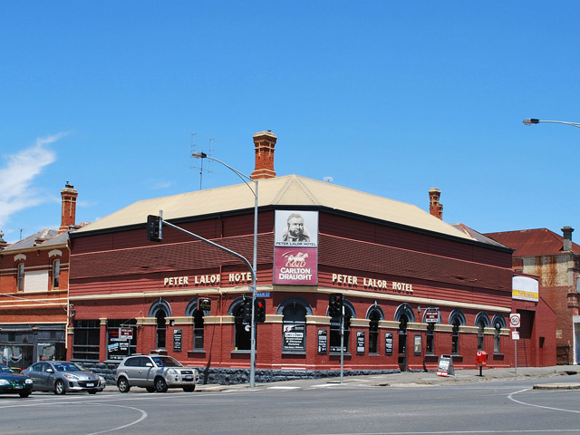 Город Балларат (Ballarat) – находится на юге Австралии в штате Виктория. На месте, где сейчас располагается город, в 1838 году была заложена станция с названием Балларат Балларат (Ballarat) – город, хорошо известный своим богатым историческим прошлым. Находится на юге Австралии в штате Виктория. На месте, где сейчас располагается город, в 1838 году была заложена станция с названием Балларат, что в переводе означает «покой».