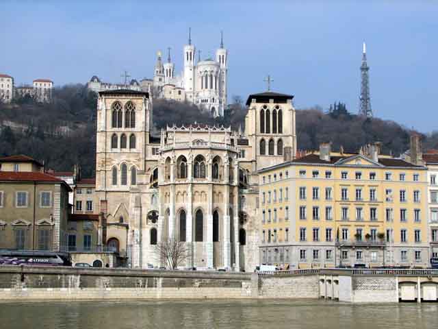 Город Лион (Lyon) – возраст более 500 лет, здесь есть художественные музеи, старинные соборы, очаровательные парки и центр города, занесенный благодаря своим архитектурным памятникам в перечень Юнеско. Здесь пышные каштановые аллеи и величавый памятник Людовика XIV. Своеобразной "изюминкой" города является башня Фурвьер. Высотой почти 86 метров, она в точности повторяет третий этаж Эйфелевой башни.