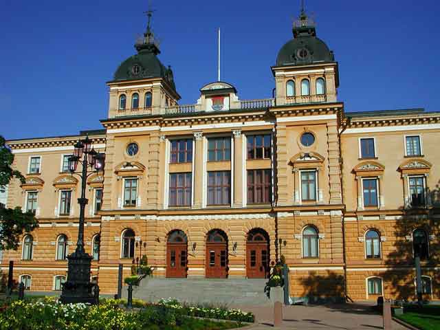 Символ города – статуя рыночного полицейского, стоящая возле рынка Кауппароти. Кафедральный собор, построенный в 18 столетии, притягательное место для туристов. Также популярные городская Ратуша и скульптура с необычным названием «Течение времени», напоминающая о многовековой истории города.