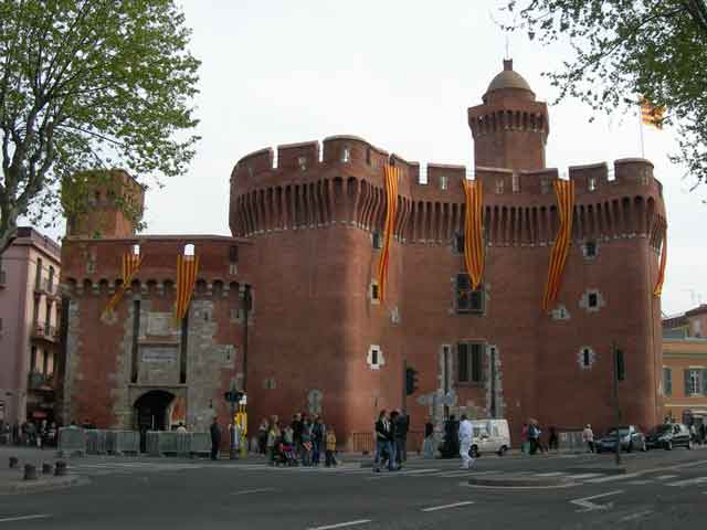 Перпиньян (Perpignan) – столица французских Восточных Пиренеев. Располагается недалеко от побережья Средиземного моря. Впервые город упоминается в 927 году. В средние века он был обращен в крепость. Главная достопримечательность Перпиньяна – небольшой форт Le Castillet, возведенный в 1368 году. В настоящее время используется в качестве музея.