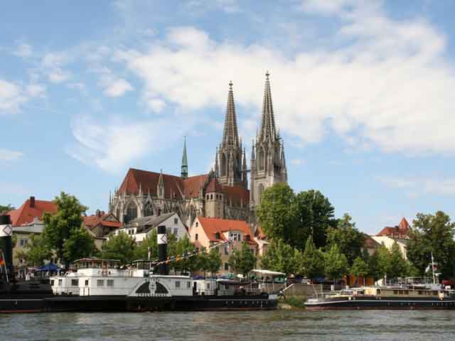 Город Регенсбург (Regensburg) - является портом, находится в Германии, на баварской земле. В городе есть железнодорожные узлы, по которым можно добраться до Вены и Нюрнберга. Сейчас в городе проживает 123 тысяч человек. Главными отраслями производства являются: табачная, текстильная, пищевая, полиграфическая промышленность, машиностроение.
