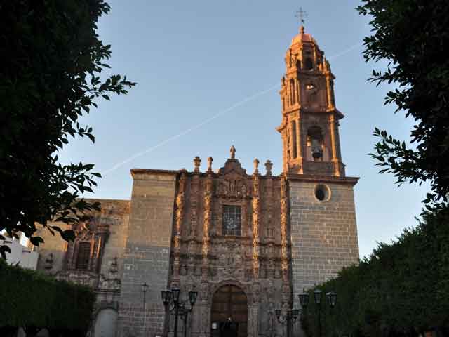 Город Сан-Мигель-де-Альенде (San Miguel de Allende) - один из колониальных городов Мексики в последнее время все более привлекателен для иностранцев. Здесь большое разнообразие культурных развлечений в жизни города – здесь открыто множество баров, дискотек и ресторанов. Каждую неделю театры организовывают спектакли, библиотеки хорошо оснащены различной литературой. Ценителям архитектурных шедевров также есть на что посмотреть.