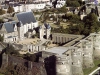 Анже (Angers) один из старейших городов Франции. История хранит много преданий о его знаменитых властителях. Попадая сюда впервые, дух захватывает от обилия памятников средневековой архитектуры. Сохранился замок с башнями, построенный вначале 13 ст. Здесь можно увидеть гобелены на апокалиптические темы, созданные Николя Батаем.