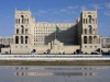 Баку (Baku) столица Азербайджана, крупный порт на Каспии. Расположился город в южной части полуострова Апшерон. Он является одним из старинных и крупнейшим городом Востока. Название в переводе с персидского обозначает «удар ветра», от чего и пошло высказывание Баку – город ветров. 
